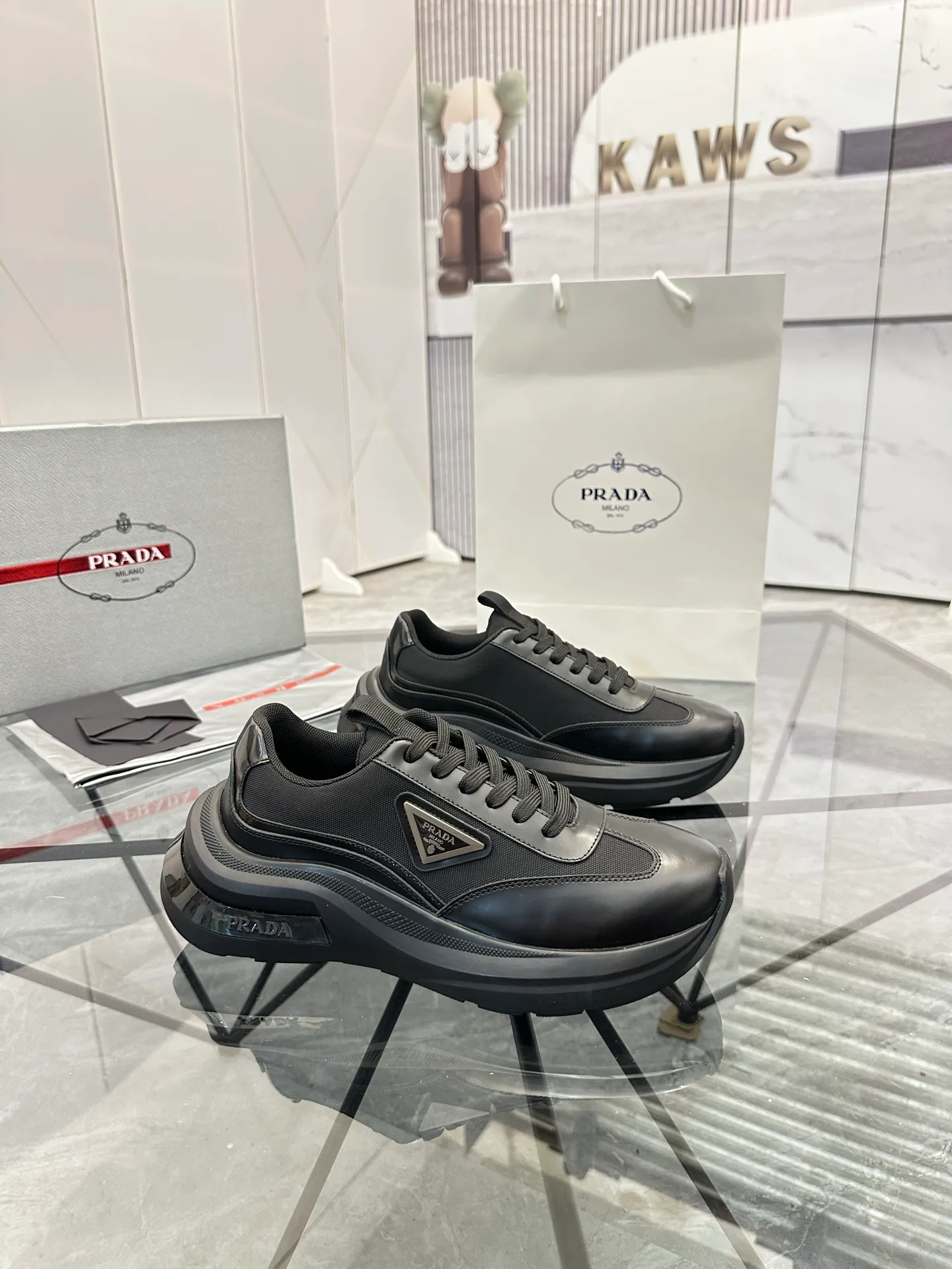 Men's shoes: 💰P680¥ High-end top quality Product trademark: Prada *"Prada*" low-top casual shoes Regular size: 38-45 (can be customized to 46) Product materials: Upper imported cowhide spliced ​​with breathable mesh, breathable lining, cowhide foot pads, original ultra-light foam outsole. No.: 001